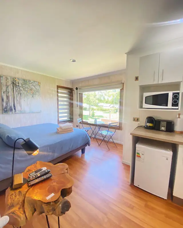 Departamento estudio del apart hotel en Pucón, con kitchenette y mesa junto al ventanal