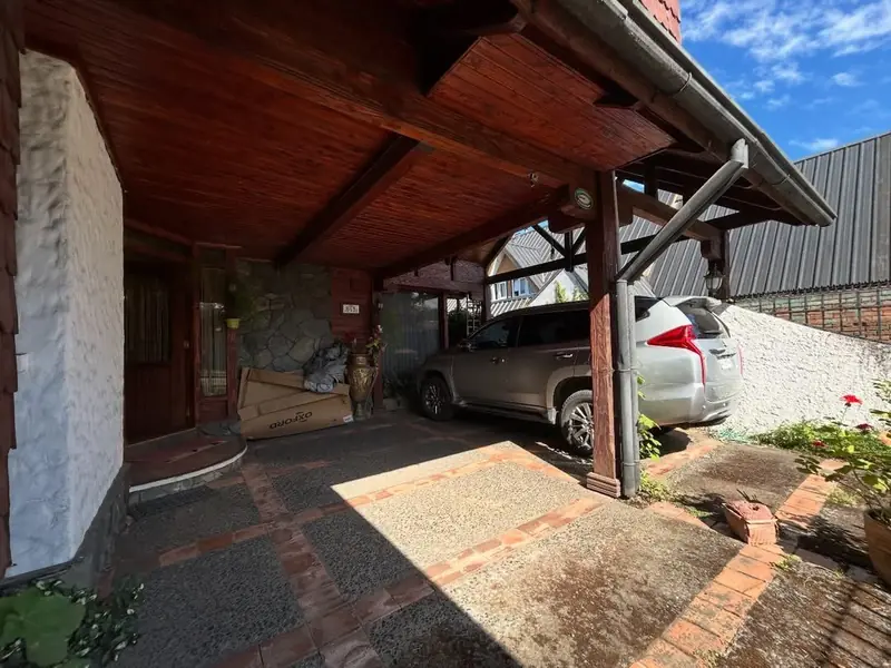 Entrada techada con espacio para vehículos