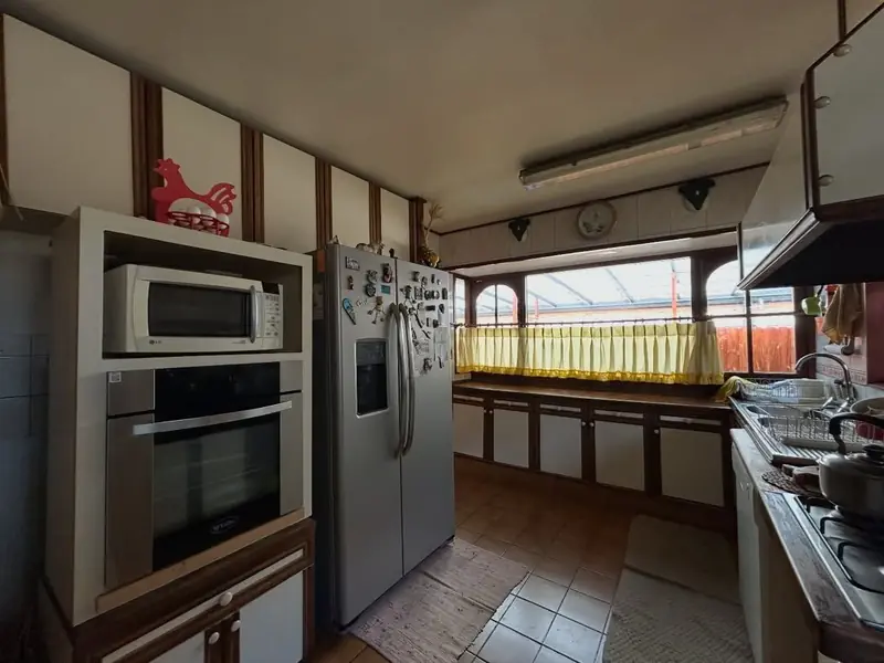 Cocina equipada con horno empotrado y refrigerador