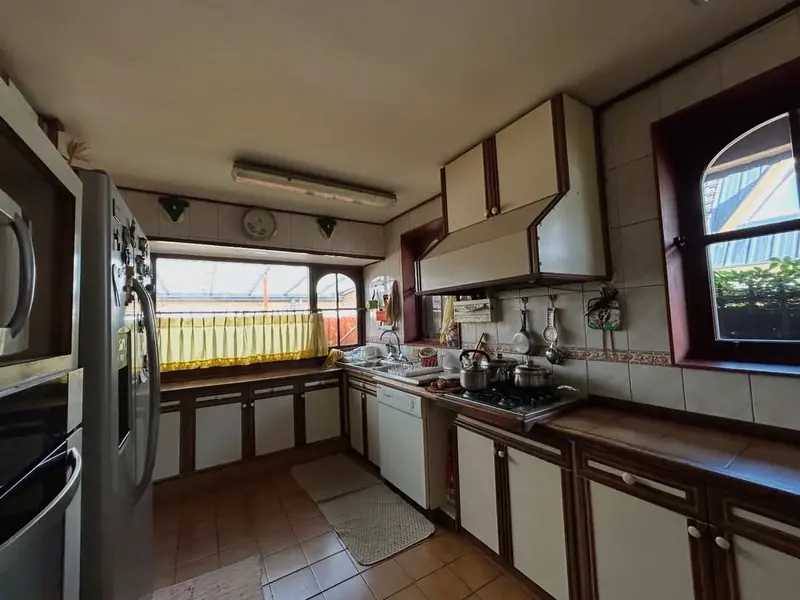 Cocina amplia con comedor de diario