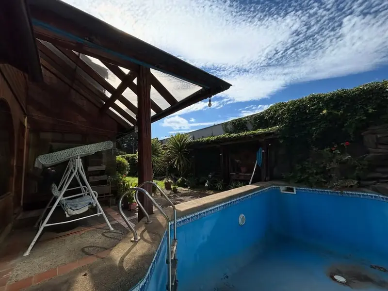 Patio con piscina climatizada y terraza