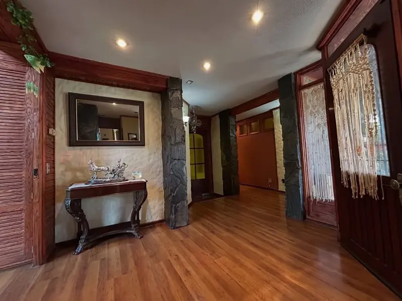 Recibidor interior con chimenea y detalles en madera