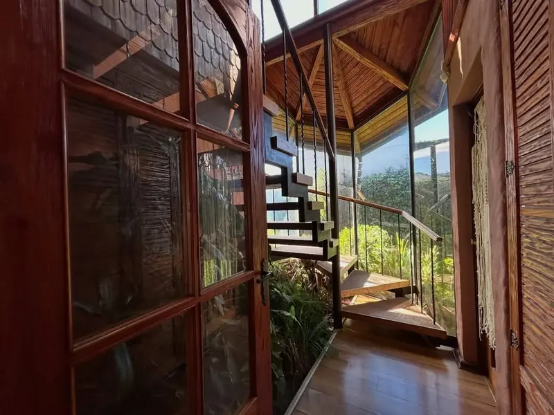 Escalera interior con vista al jardín