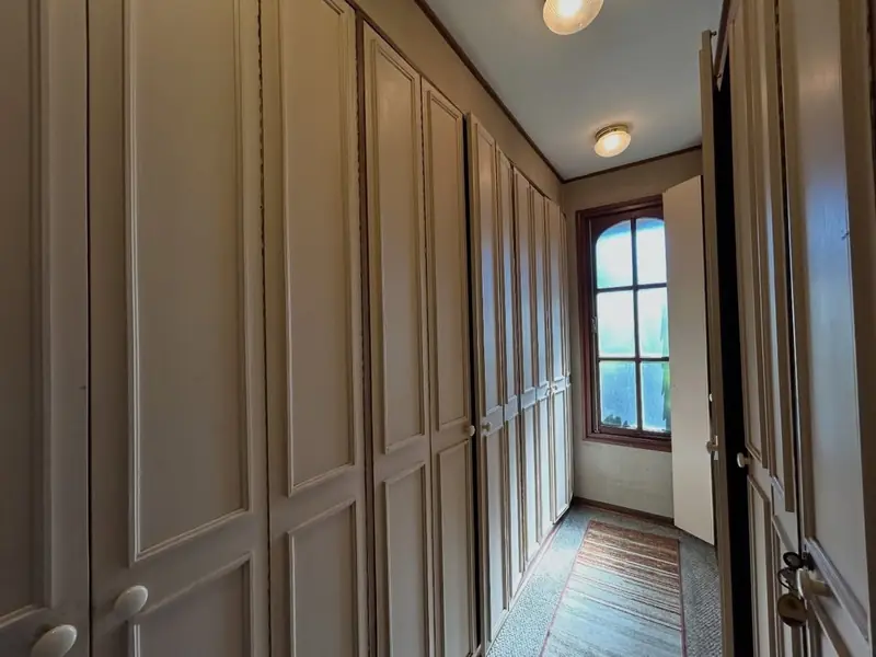 Pasillo interior con clósets