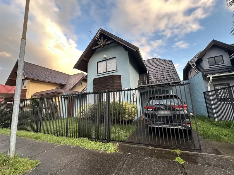 Fachada de la casa en arriendo en Barrio Pehuén, sector Las Encinas, Temuco