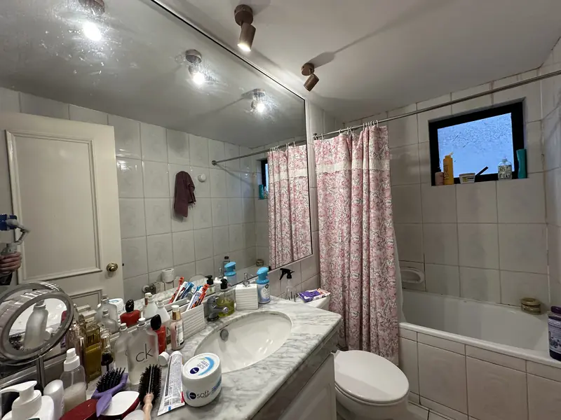 Segundo baño con tina de la casa en arriendo en Barrio Pehuén, Temuco