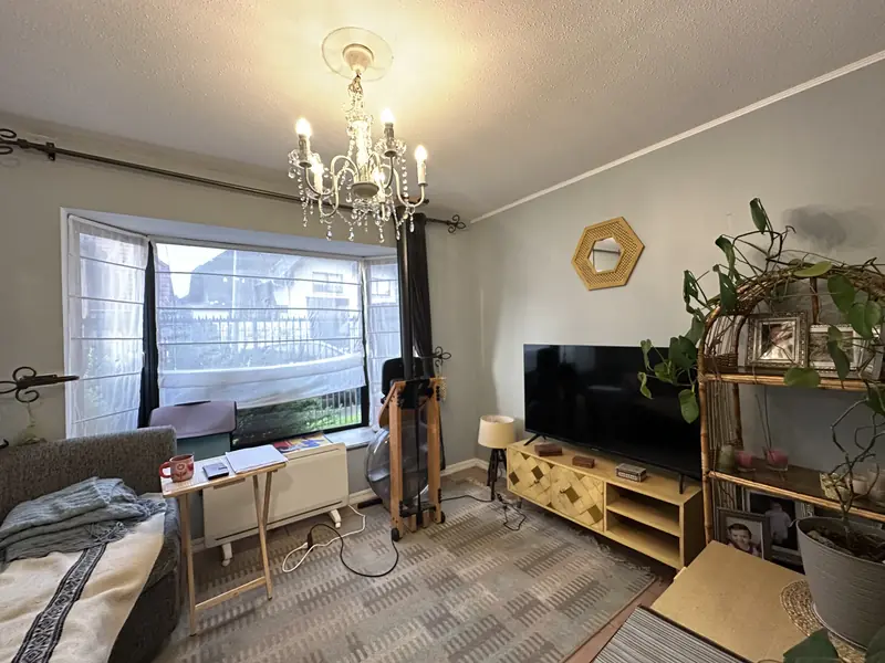Estar cerrado con ventanal de la casa en arriendo en Barrio Pehuén, Temuco