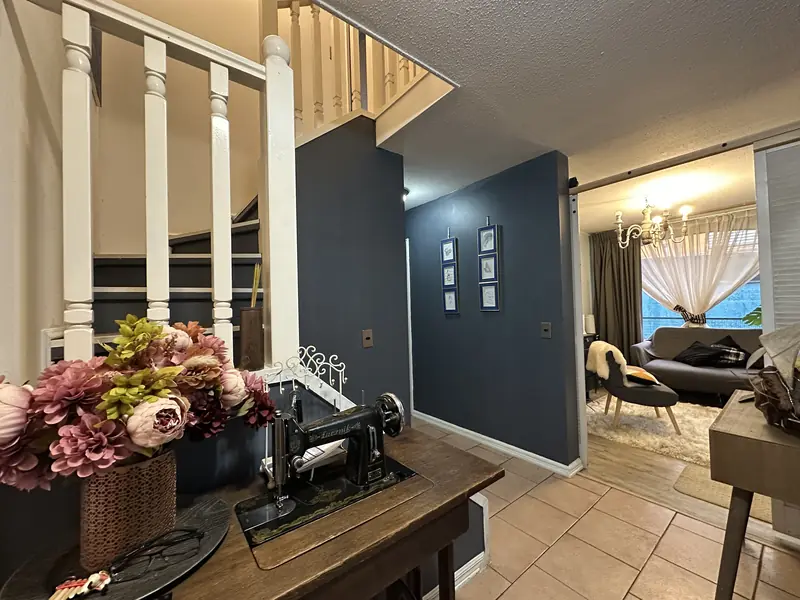 Hall de acceso y escalera de la casa en arriendo en Barrio Pehuén, Temuco