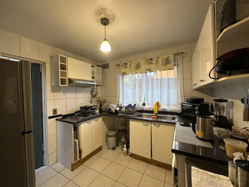 Cocina semiamoblada de la casa en arriendo en Barrio Pehuén, Temuco