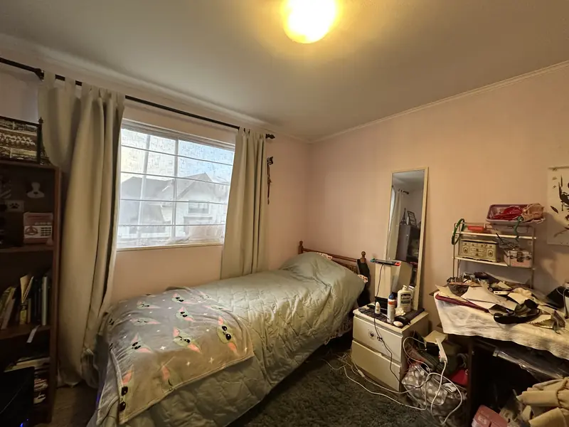 Dormitorio con ventana de la casa en arriendo en Barrio Pehuén, Temuco