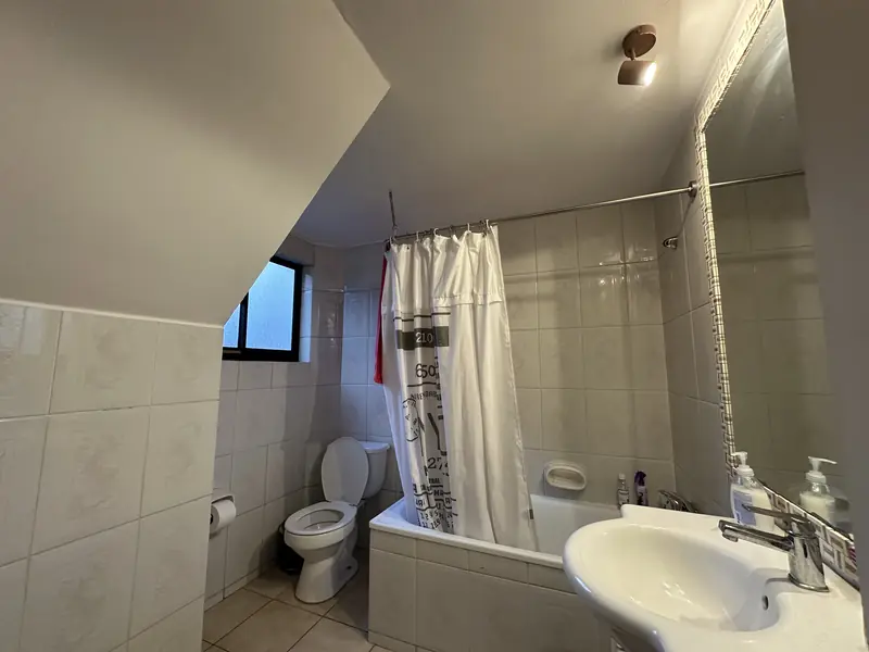 Baño con tina de la casa en arriendo en Barrio Pehuén, Temuco
