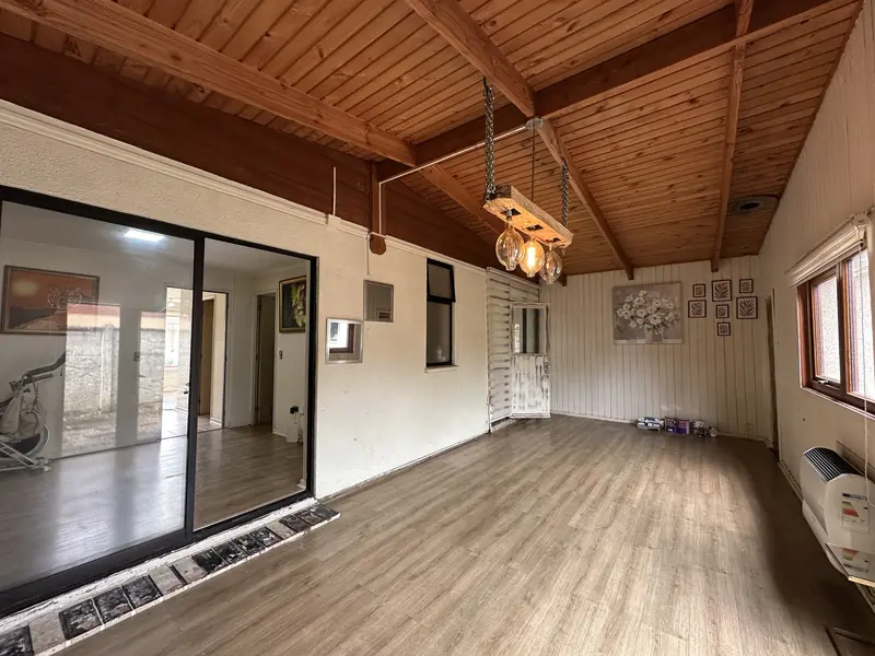Living-comedor con cielo de madera de la casa en arriendo en Altos del Maipo, Temuco
