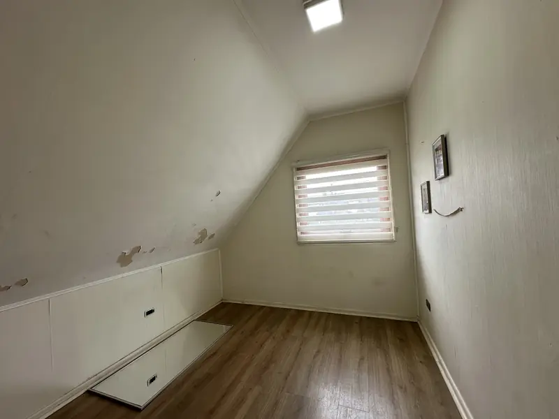 Otro dormitorio del segundo piso de la casa en arriendo en Altos del Maipo, Temuco