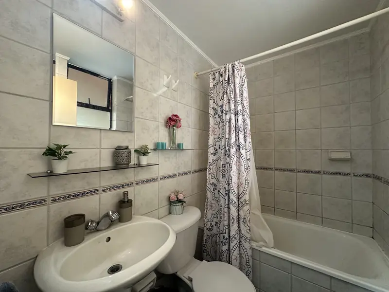 Baño completo con tina de la casa en arriendo en Altos del Maipo, Temuco