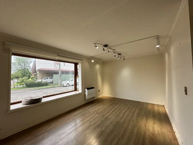 Sala de estar con ventanal de la casa en arriendo en Altos del Maipo, Temuco