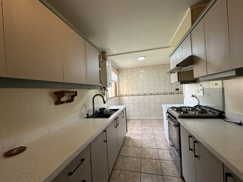 Cocina independiente de la casa en arriendo en Altos del Maipo, Temuco