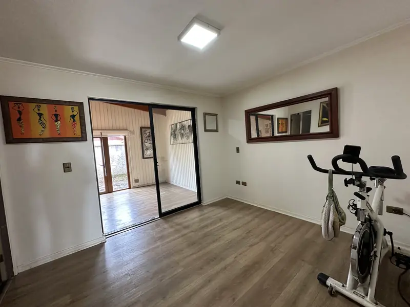 Ambiente con puerta corredera de vidrio de la casa en arriendo en Altos del Maipo, Temuco