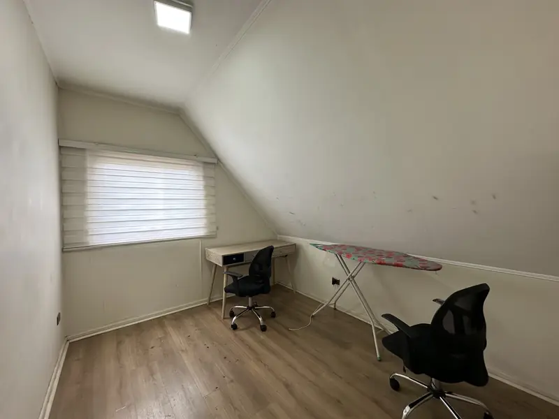 Dormitorio del segundo piso de la casa en arriendo en Altos del Maipo, Temuco
