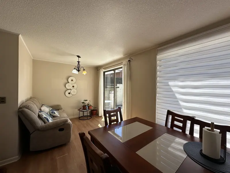 Living-comedor de la casa en arriendo en Valle de Asturias, Temuco