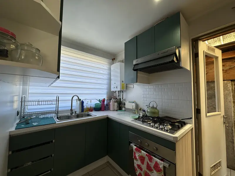 Cocina remodelada de la casa en arriendo en Valle de Asturias, Temuco