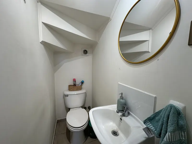 Baño de visitas de la casa en arriendo en Valle de Asturias, Temuco