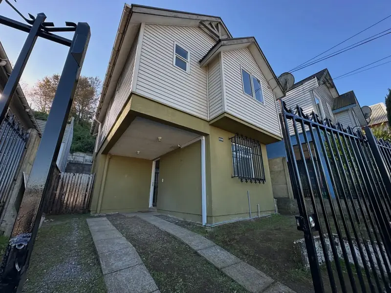 Fachada de casa en venta en Villa Santa Carolina, Temuco