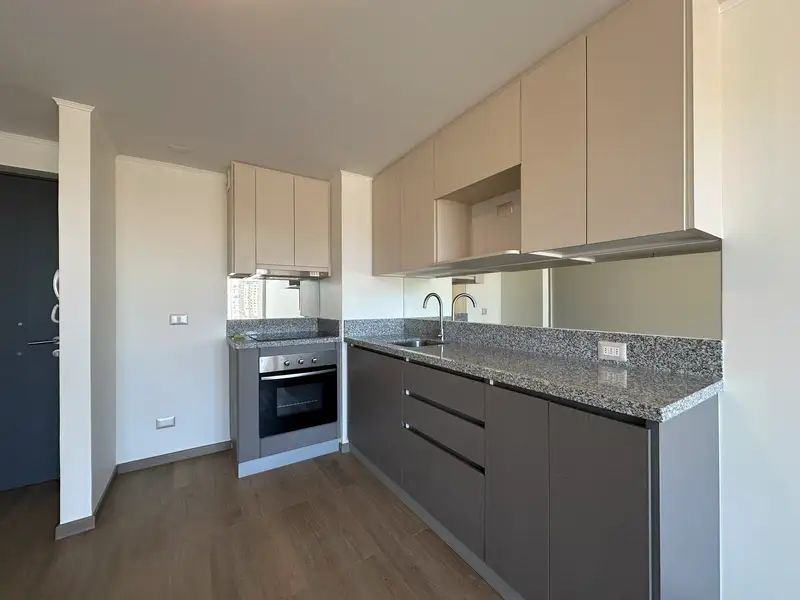 Cocina integrada y equipada del departamento en Edificio Belmonte, Temuco