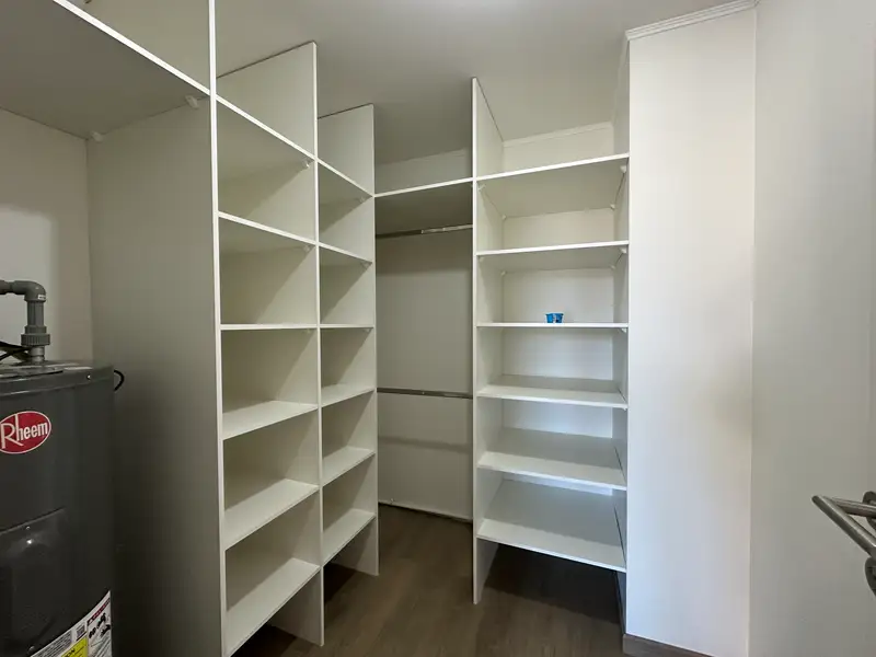 Walk-in closet del dormitorio principal, departamento en Edificio Belmonte, Temuco
