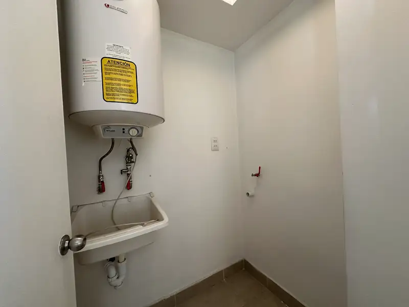 Logia con lavadero y termo de agua caliente del departamento en Condominio Plaza Club, Temuco