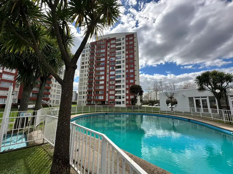 Piscina y áreas comunes del Condominio Plaza Club, Temuco