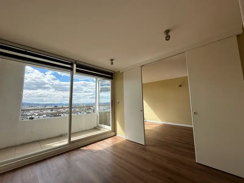 Living-comedor con acceso a terraza del departamento en Condominio Plaza Club, Temuco