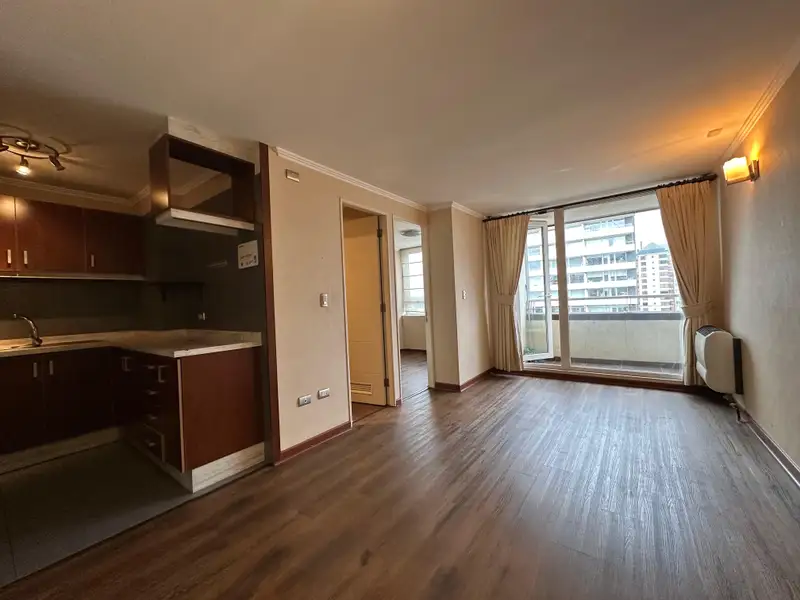 Living-comedor con cocina integrada del departamento 2D en Torre Quattro, Temuco