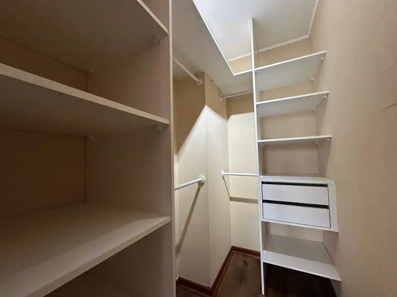 Walk-in closet del dormitorio principal, departamento 2D en Torre Quattro, Temuco