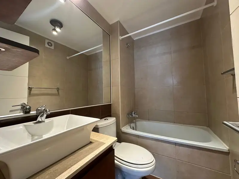 Baño en suite con tina del departamento 2D en Torre Quattro, Temuco