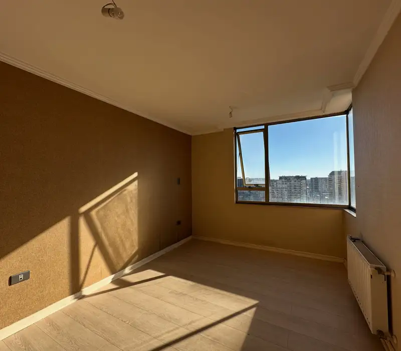 Dormitorio con ventanal de esquina del departamento en el centro de Temuco