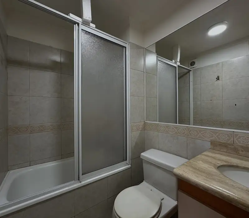 Baño completo con tina del departamento en el centro de Temuco