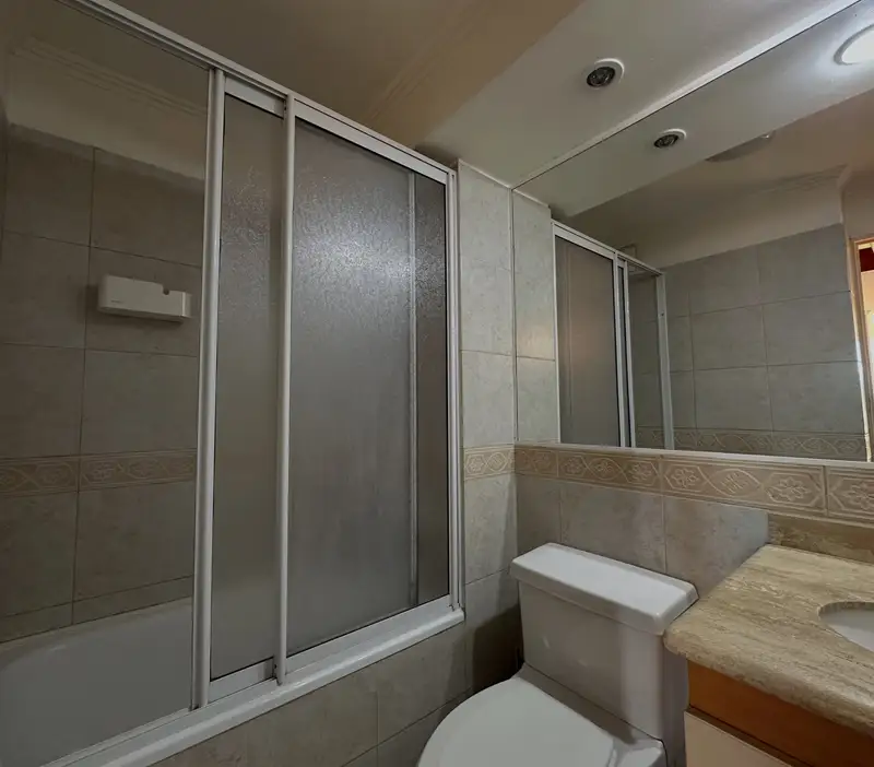 Segundo baño completo del departamento en el centro de Temuco