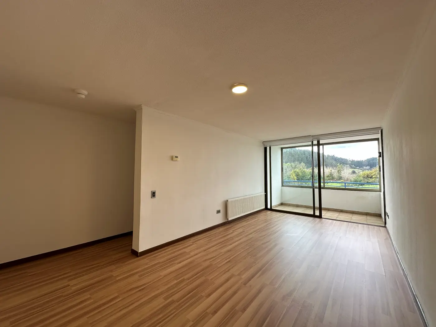 Estar-comedor con acceso a terraza del departamento en arriendo en Condominio Las Encinas, Temuco