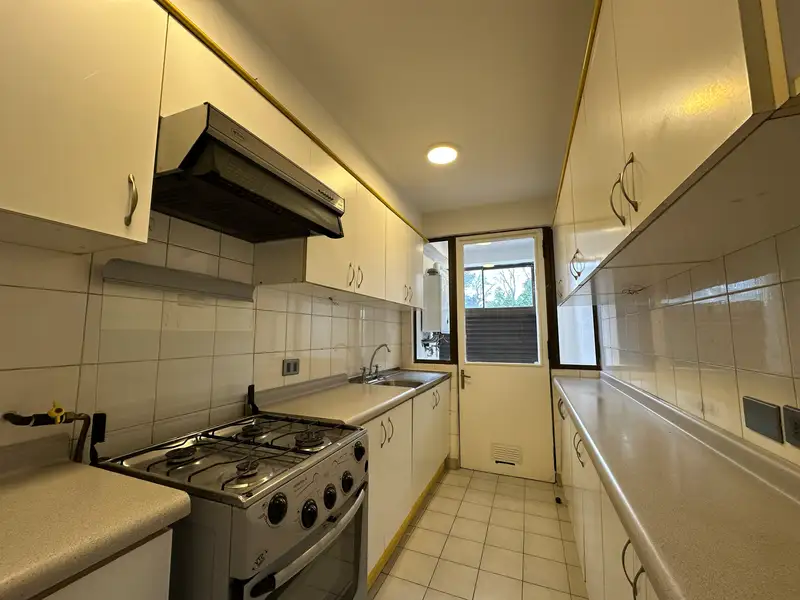 Cocina amoblada y equipada del departamento en Condominio Las Encinas, Temuco