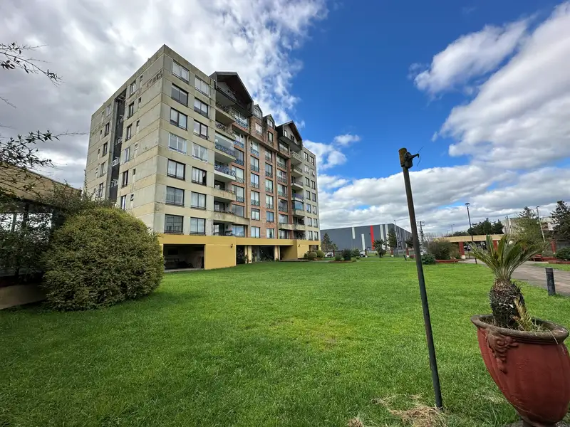 Fachada y áreas verdes del Condominio Las Encinas, Temuco