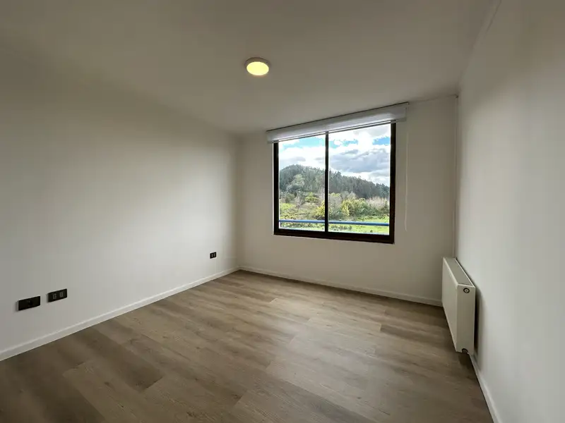 Segundo dormitorio con vista a los cerros, departamento en Condominio Las Encinas, Temuco