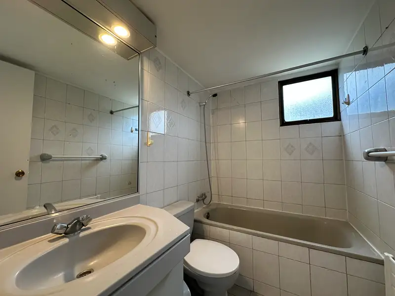 Baño con tina del departamento en arriendo en Condominio Las Encinas, Temuco