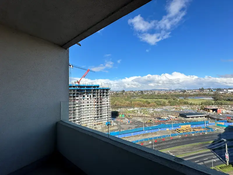 Terraza del departamento en Plaza Parque Los Poetas, Temuco, con vista abierta desde un piso alto