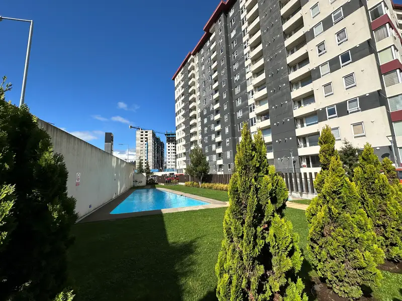 Piscina y áreas verdes del Condominio Plaza Parque Los Poetas, Temuco