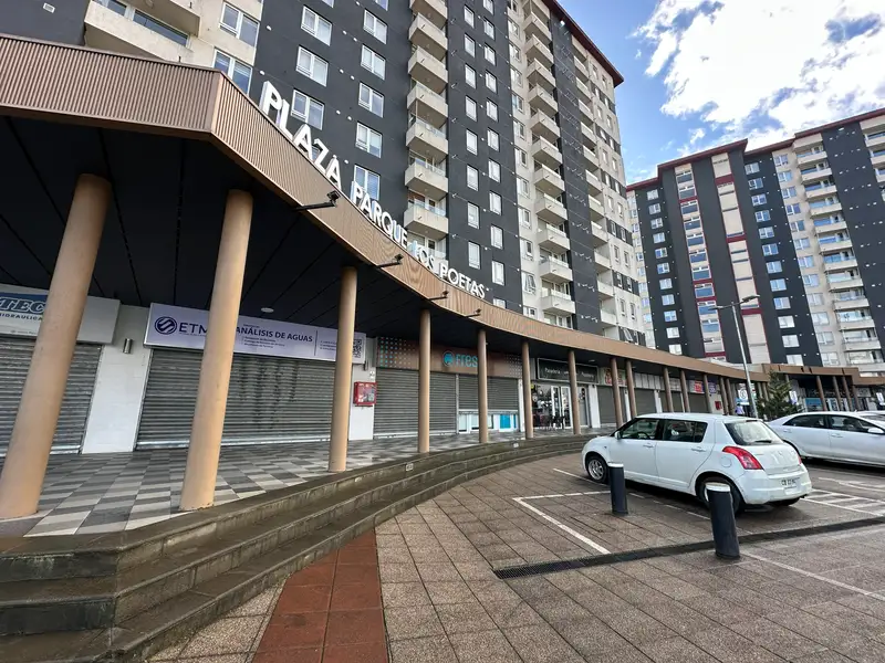 Fachada del Condominio Plaza Parque Los Poetas, Temuco, con los locales comerciales a nivel de calle