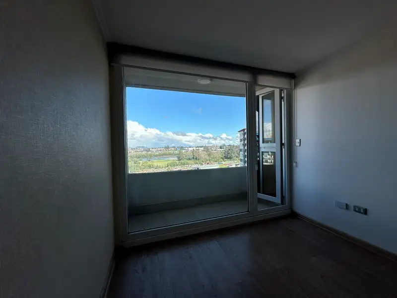 Dormitorio principal con ventanal corredero y salida a la terraza, Plaza Parque Los Poetas, Temuco