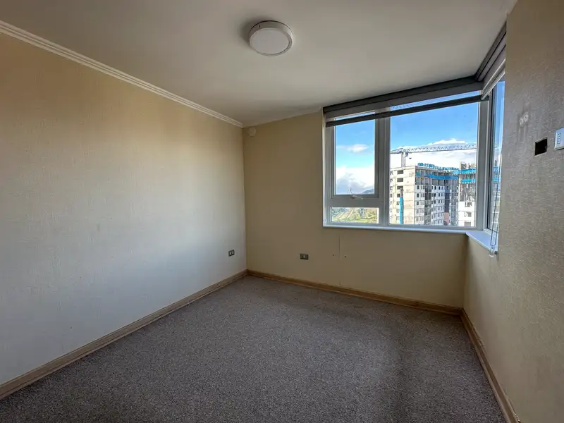 Dormitorio con ventana esquinada del departamento en Plaza Parque Los Poetas, Temuco