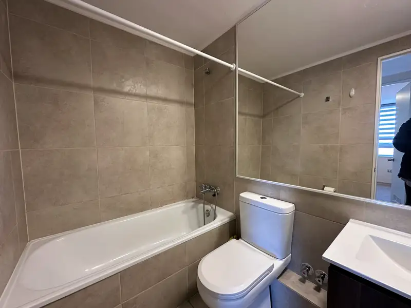 Baño con tina del departamento en arriendo en Plaza Parque Los Poetas, Temuco
