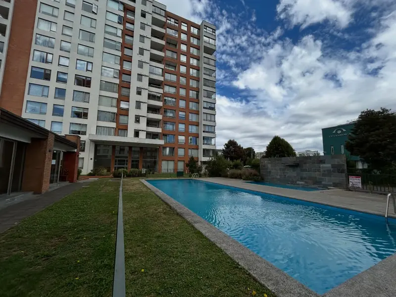 Piscina y edificio del Condominio Alto Boulevard en Temuco