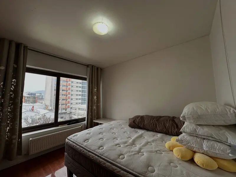 Dormitorio con vista urbana del departamento en arriendo
